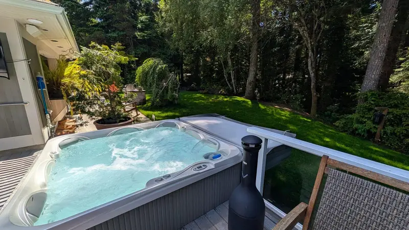 Jacuzzi Over the Green